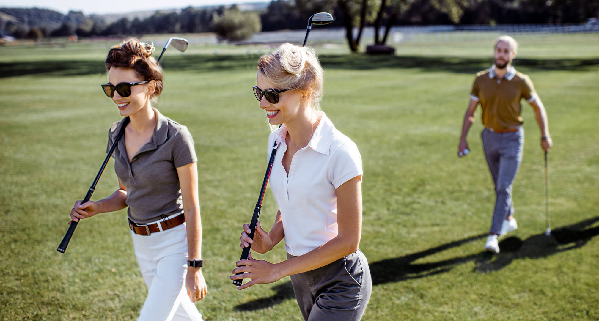 To personer spiller golf med solbriller
