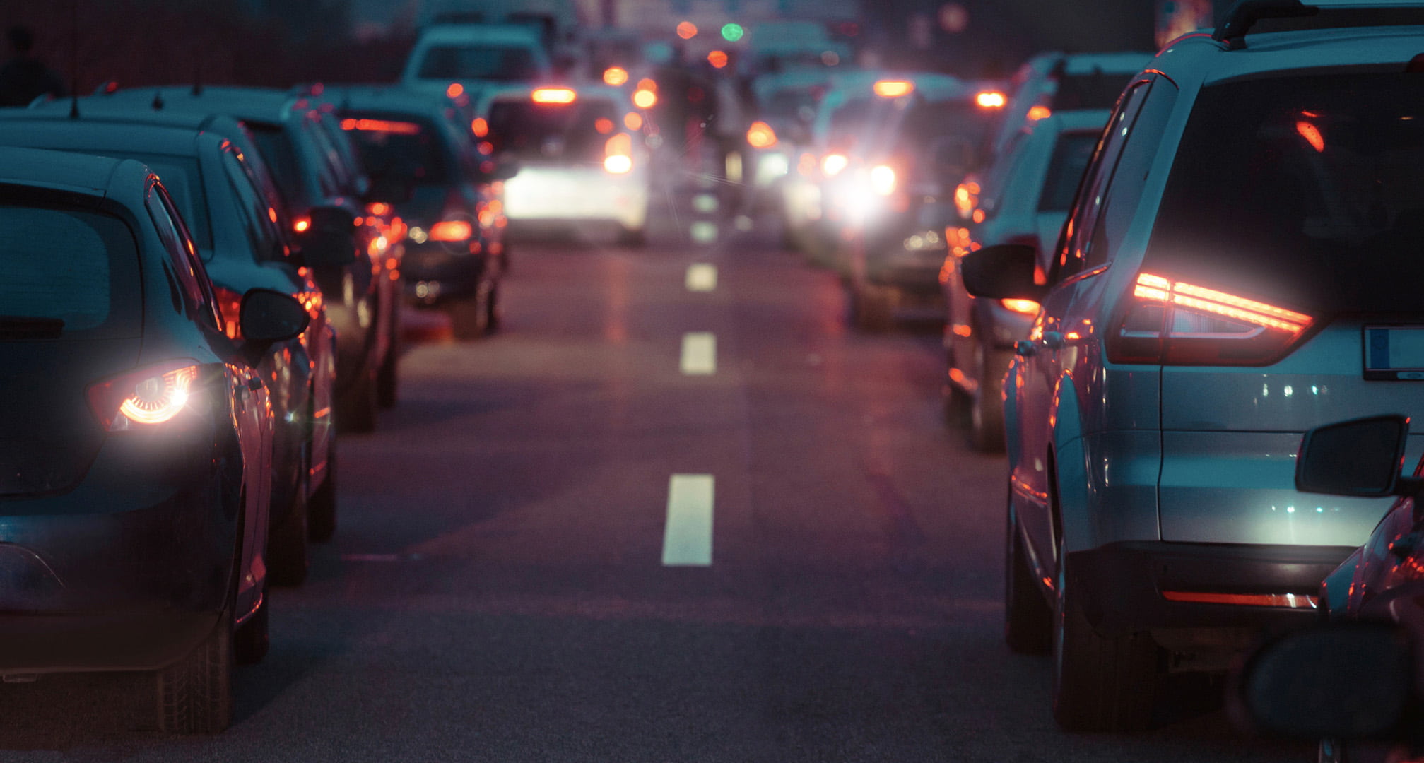 Haloer af lys omkring bilens baglygter om natten forårsaget af bygningsfejl (venstre). Klare bilbaglygter om natten set med normalt øje (højre)
