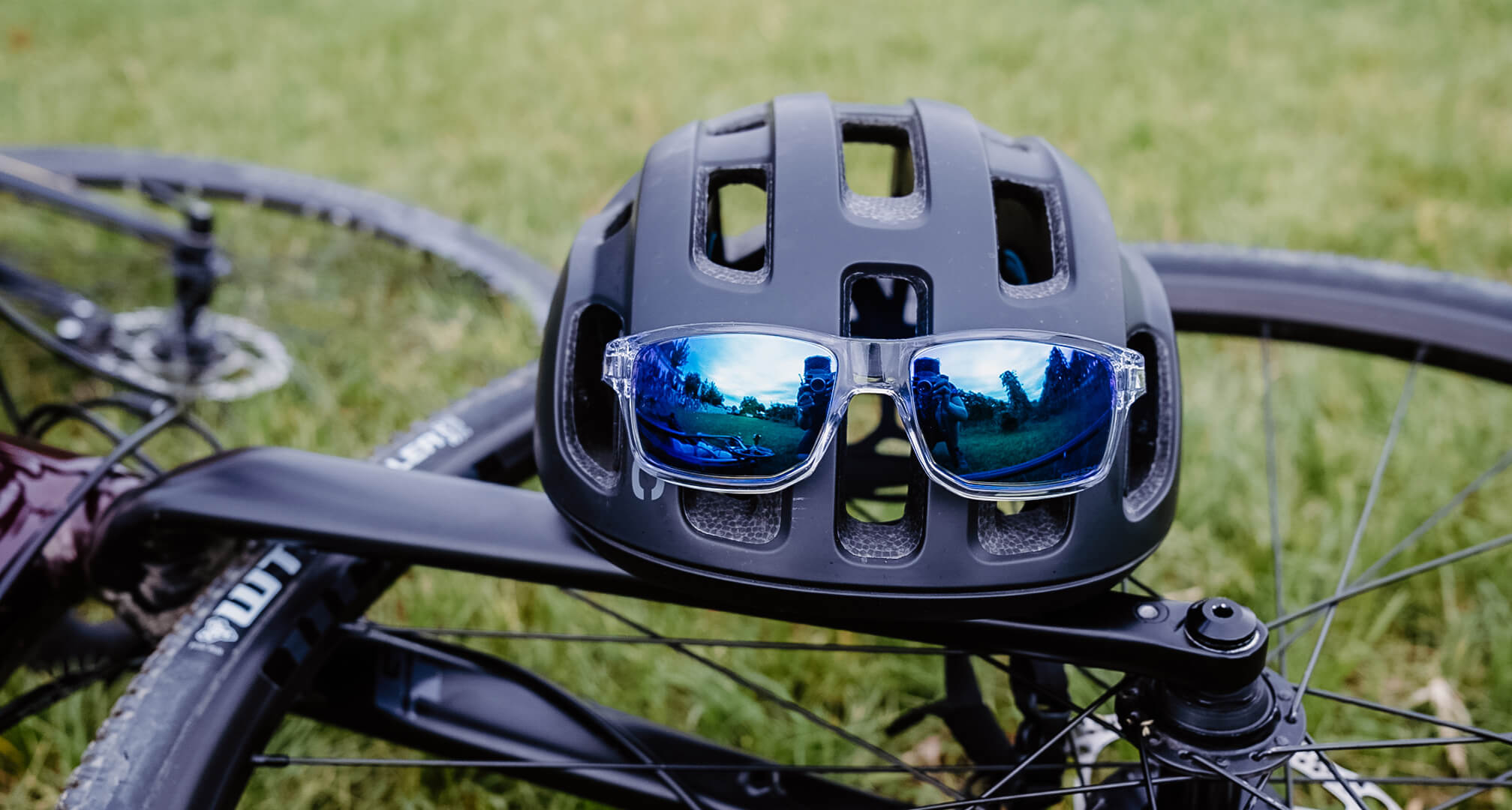 blå spejlsolbriller på cykelhjelm med cykel