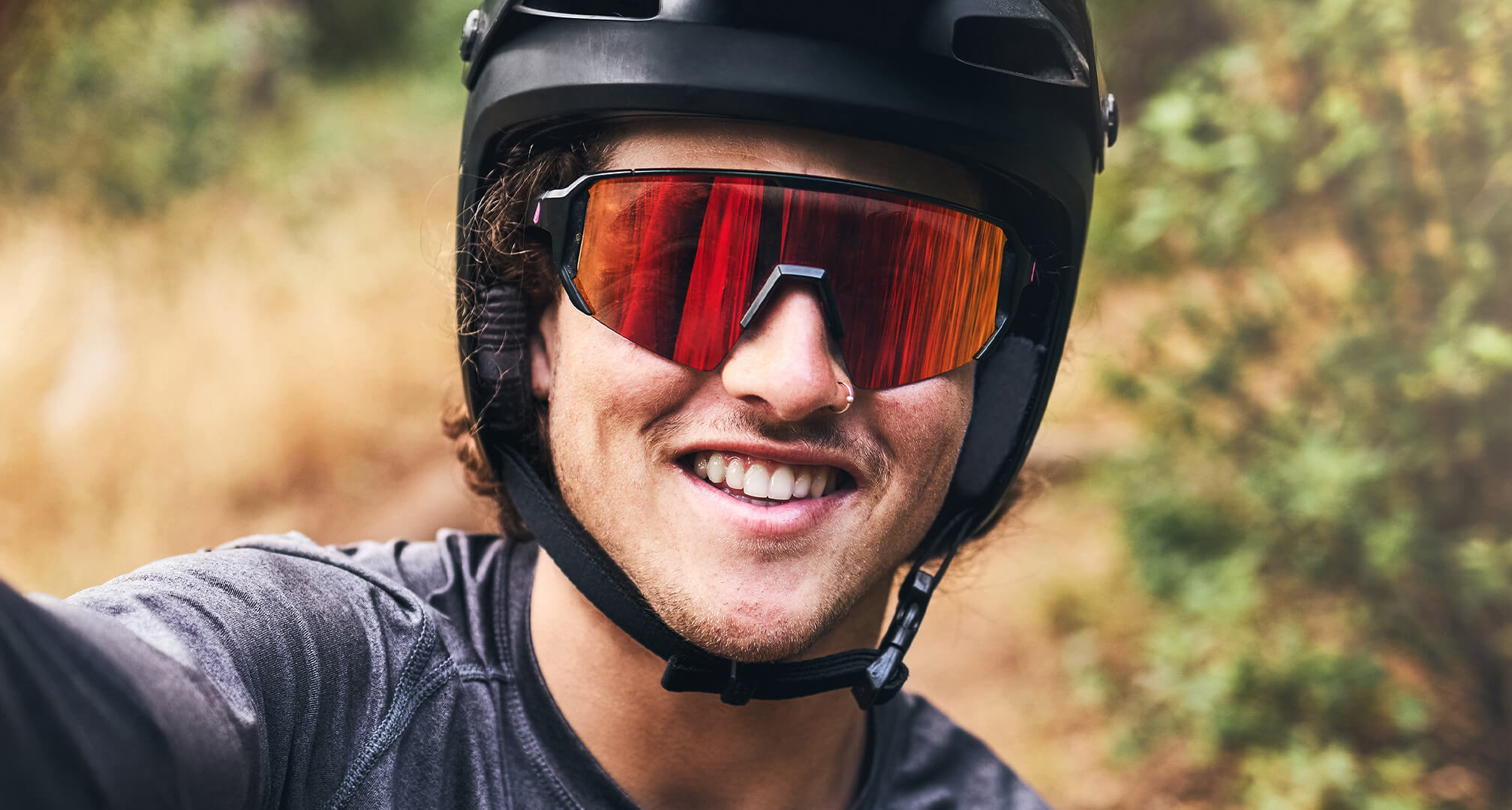 nærbillede af person med cykelhjelm og solbriller
