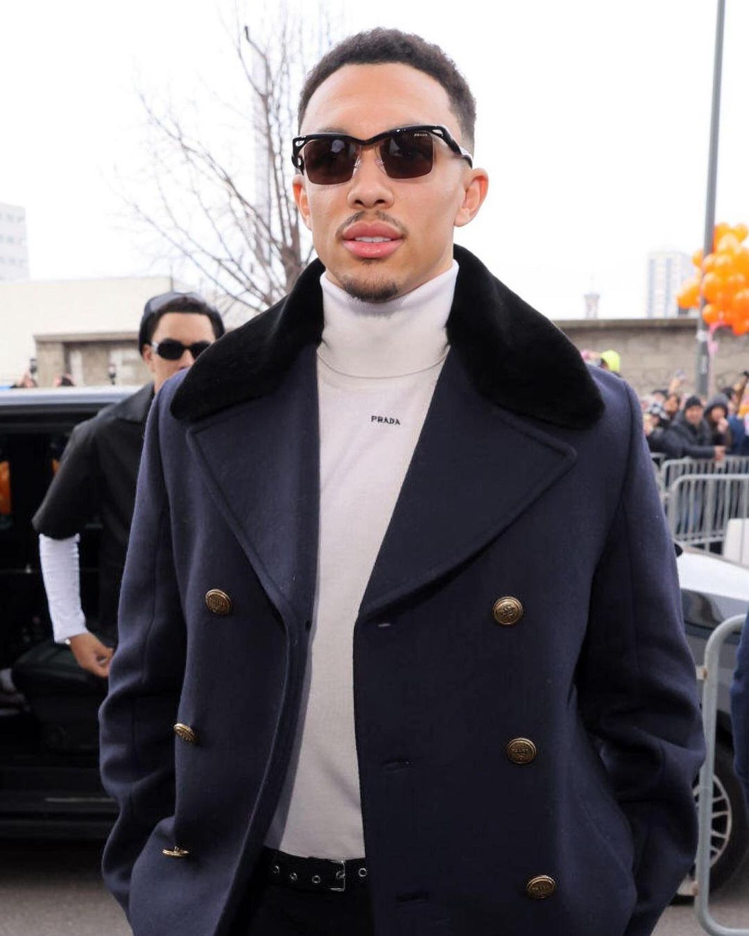 trent alexander-arnold til milan fashion week 2025 iført solbriller